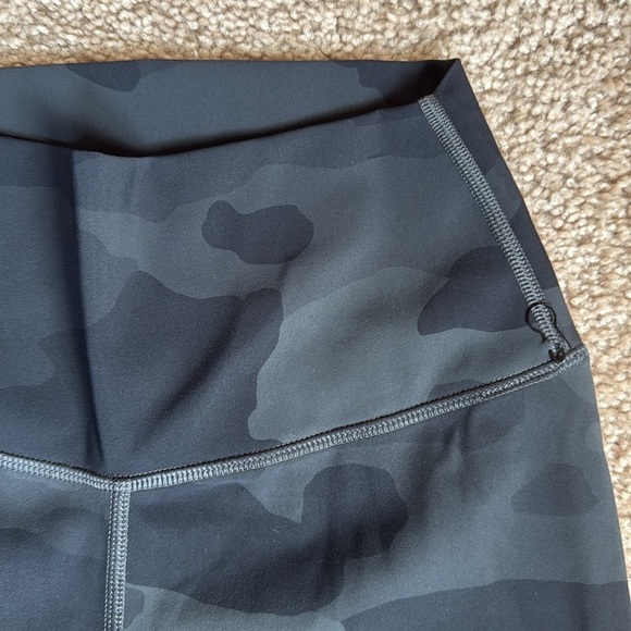 Alo 7" High-Waist Vapor Short, Black Camouflage - Picture 9 of 11